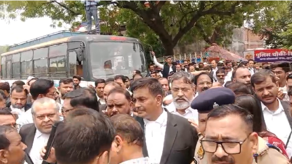 अयोध्या में वकीलों का बड़ा प्रदर्शन, बैरिकेडिंग तोड़कर राम जन्मभूमि थाने की ओर बढ़ा हुजूम